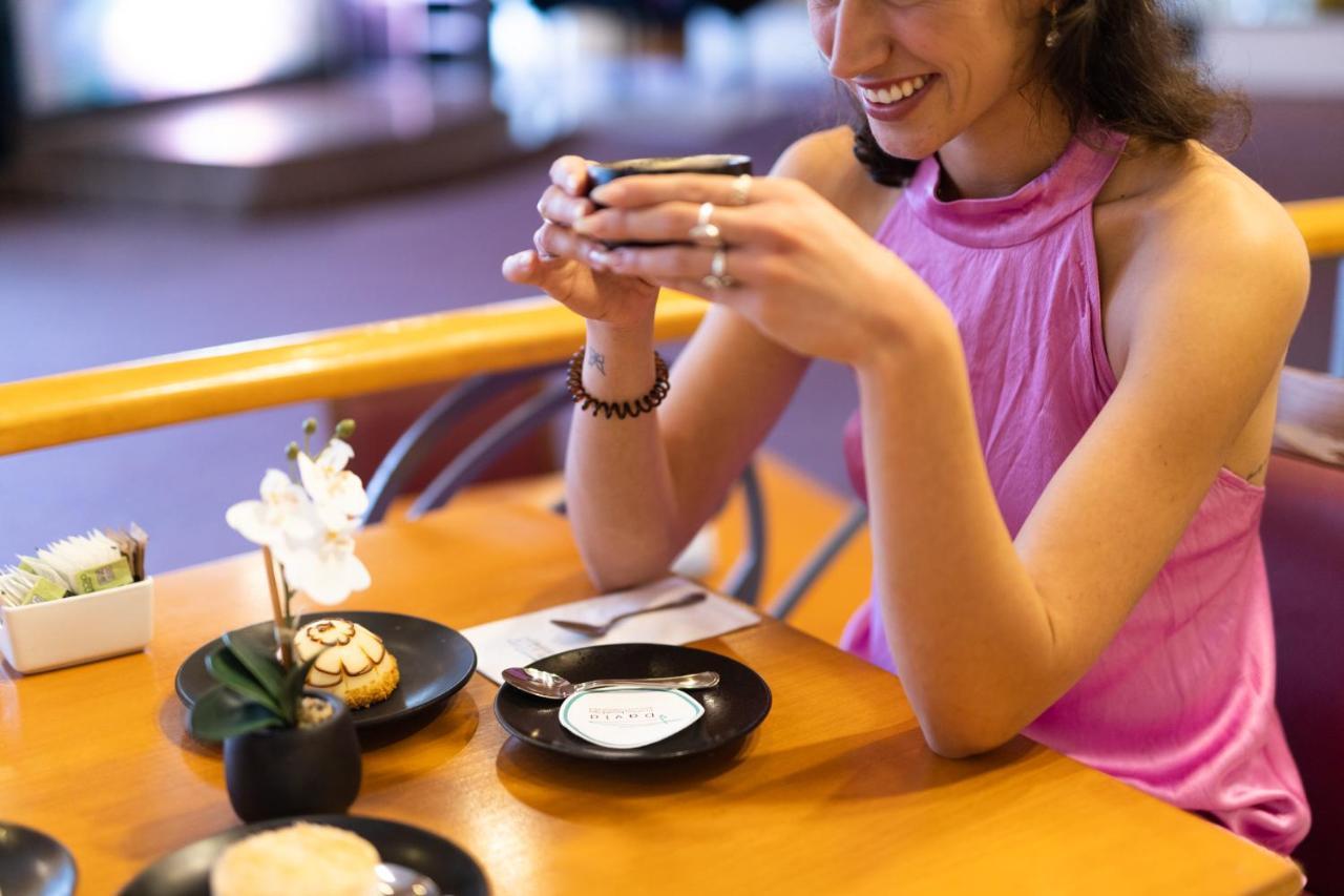David Dead Sea Resort & Spa Ein Bokek Ngoại thất bức ảnh A woman drinking green tea