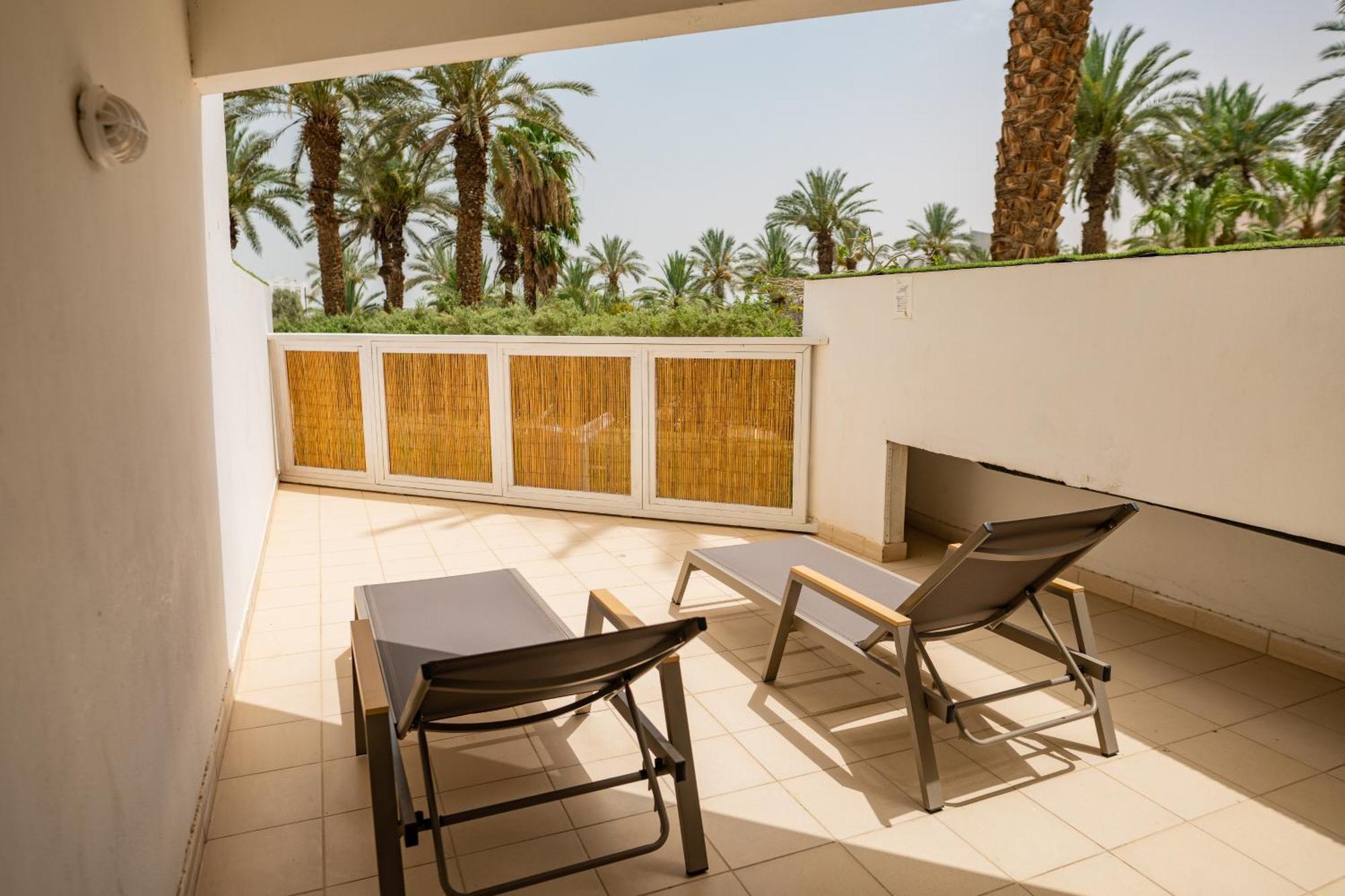 David Dead Sea Resort & Spa Ein Bokek Ngoại thất bức ảnh A balcony at the Dead Sea
